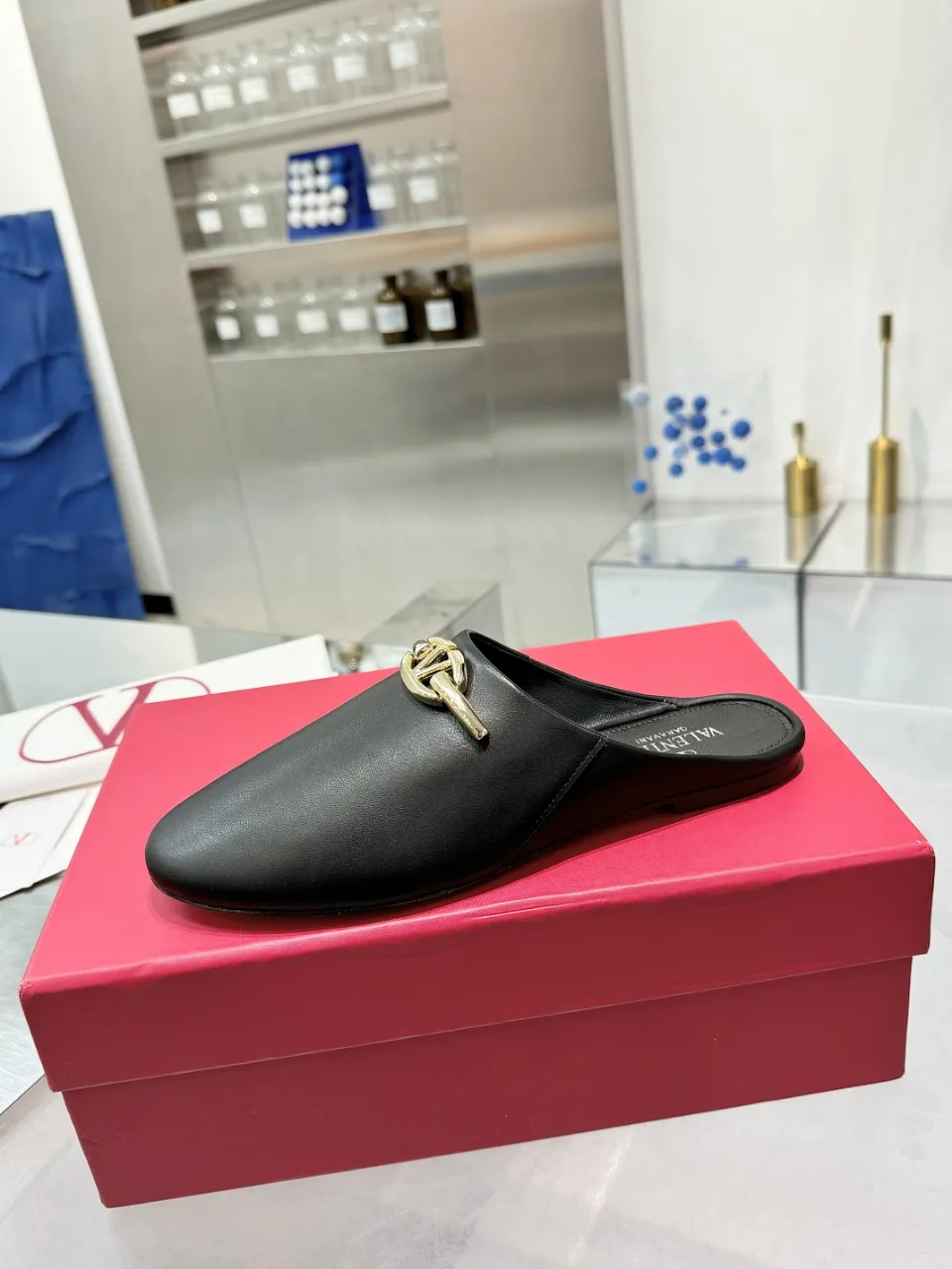 👟👟Ex-factory price 520👟👟 Valentino’s hottest new product in 2025, the new slippers are also easy to wear...😈😈😈 The latest logo buckle Perfectly combined with sexiness❤️‍🔥❤️‍🔥❤️‍🔥❤️‍🔥It is simply the pinnacle of summer fashion💖💖💖💖Original replica Outsole: Italian genuine leather outsole Heel height: Flat heel Size: 35-39 (40 41 42 customization is non-returnable and non-exchangeable)